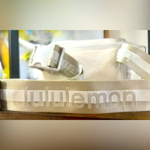 Lululemon Athletica Crossbody/Waste Bag - Picture 4 of 6